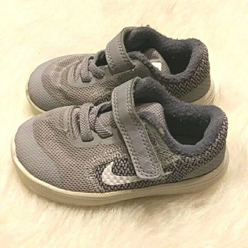 Baby Nike Revolution 3 Gray Size 5 C